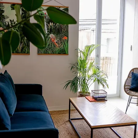 Cosy, Gare 5 Minutes Et Cinéma